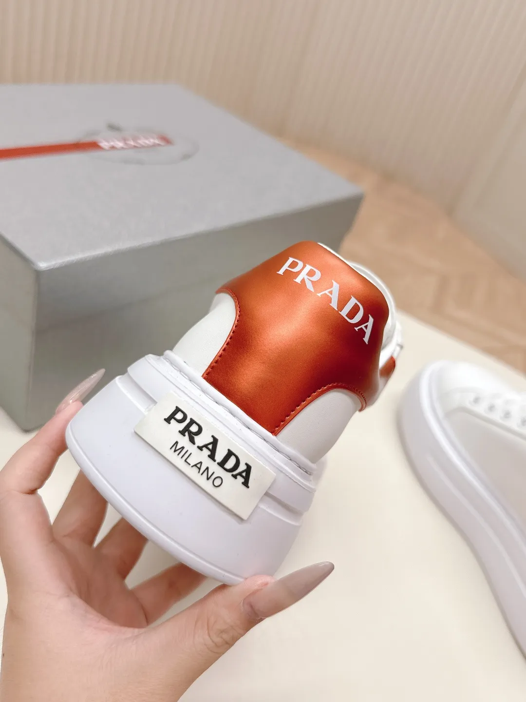 👟👟Ex-factory price 600👟👟 Prada 25ss new casual white shoes, couple style 👫 P fashion white shoes, re-released, high-quality shipments, elegant and generous, comfortable on the feet, super classic, super light and comfortable on the feet Fabric: silky cowhide Lining: water-dyed sheepskin lining + genuine leather foot sole: EVA outsole Code number: 35-45 (40 for women, 45 for men, customized)